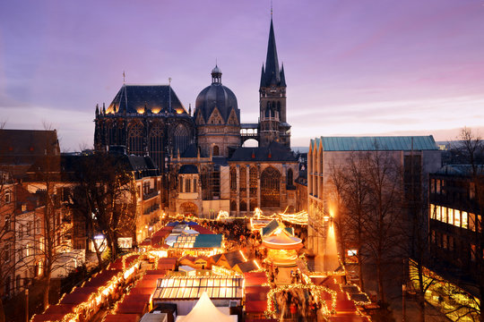 Weihnachtsmarkt in Aachen mit Aachener Dom