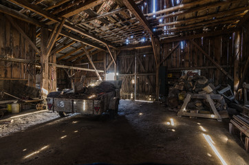 alter holzstadl mit wagen
