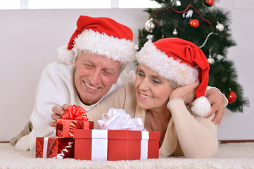 Obraz na płótnie Canvas couple celebrating Christmas at home.
