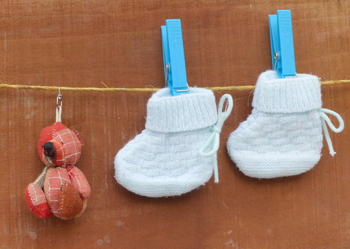nounours et chaussons de b&eacute;b&eacute; &eacute;tendus avec &eacute;pingle