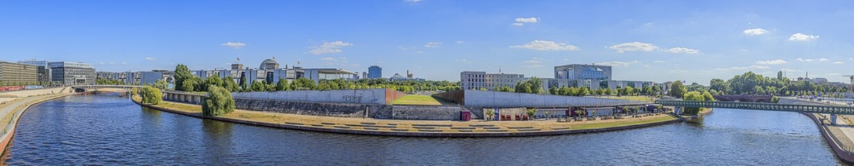 Blick auf den Spreebogenpark vom Vorplatz des Berliner Hauptbahnhofs zur Mittagszeit bei Sonne im Sommer 2013
