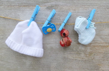 bonnet,ourson,tétine et chaussons de bébé © Patryssia