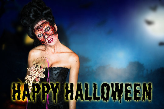 Frau ohne Gesicht in Korsett vor Halloween-Haus und "Happy Halloween" Nachricht 