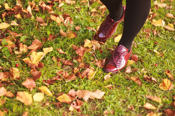 girl in a shoe walks in the autumn park
