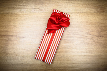 Fototapeta premium wooden table with a gift