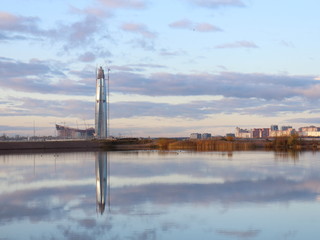 Obraz premium In the evening construction of a skyscraper on the coast