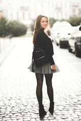 Obraz premium Beautiful young woman posing on the street in old city