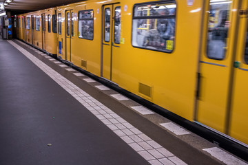 U-Bahn in Fahrt, Bahnsteig, Öffentlicher Personennahverkehr Berlin