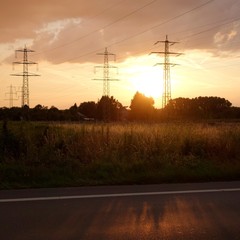 Strommaste im Abendlicht