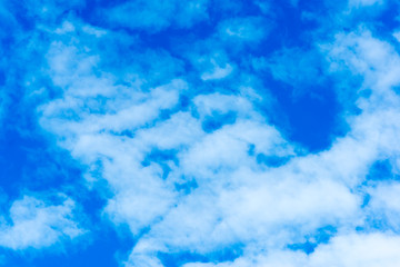 Fototapeta na wymiar The blue sky has white clouds.