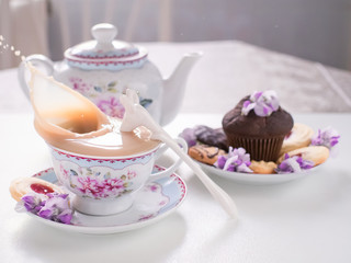 salpicadura café y magdalena