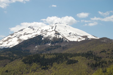 monte Cimone innevato a primavera