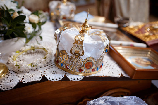 Gold crown table