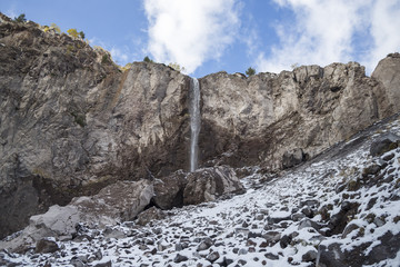 Красивый водопад в горном ущелье, живописная панорама, дикая природа Северного Кавказа