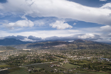 Obraz premium Aerial view of an Italian countryside with a dramatic and cloudy sky.