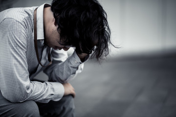 Obraz premium business man is stressed from his work. depression and anxiety concept.