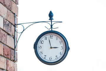 old hours, 3 hours Clock on wood table in the green garden time at o clock