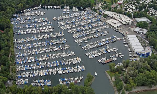 Luftaufnahme des Sportboothafens Gohren am deutschen Bodenseeufer