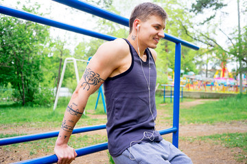 Obraz premium Guy working out outside