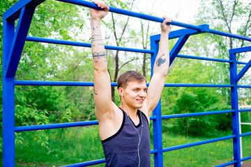 Obraz premium Guy working out outside