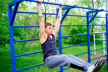 Fototapeta premium Guy working out outside