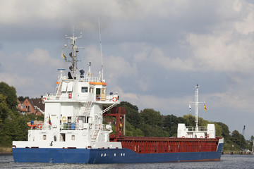 Frachtschiff auf dem Nord-Ostsee-Kanal bei Kiel, Deutschland