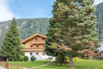 Romantisches Holzhaus in den Bergen