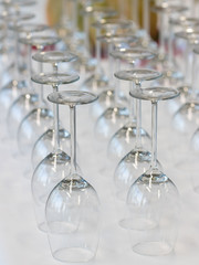 Leere Gläser sortiert und bereit für das Getränk