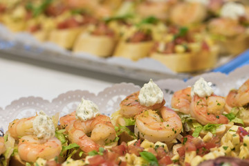 Catering: Essen vom Buffet - Brötchen, Fleisch und Salat