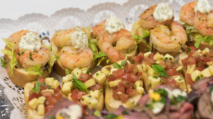 Catering: Essen vom Buffet - Brötchen, Fleisch und Salat