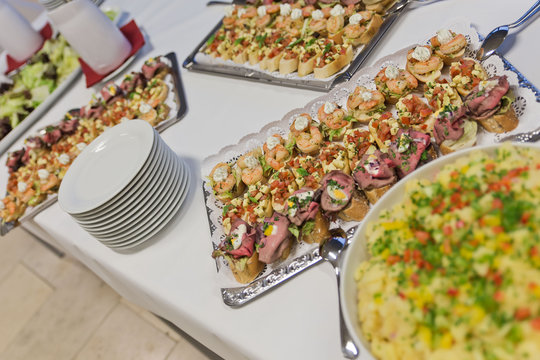 Catering: Essen vom Buffet - Brötchen, Fleisch und Salat