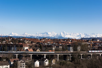 Blick auf die Stadt Bern und die Alpen © Alex