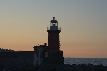 Leuchtturm Ischia Porto nach Sonnenuntergang