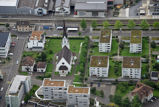 Luftaufnahme von Horn am Bodensee (Schweiz) mit Kirche, Mehrfamilienhäusern und Bahnstrecke