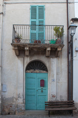 Naklejka premium archittetura facciata di vecchia casa italiana di un paese di provincia di abruzzo teramo italia