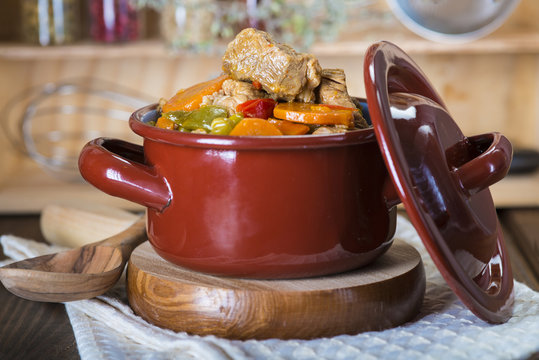 Rag&uacute; de ternera, carne guisada con verduras para una comida de dieta mediterr&aacute;nea