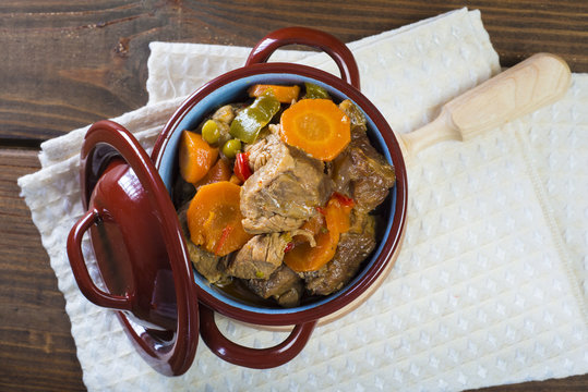 Rag&uacute; de ternera, carne guisada con verduras para una comida de dieta mediterr&aacute;nea