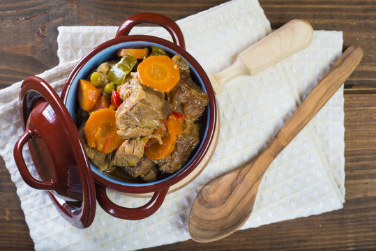 Rag&uacute; de ternera, carne guisada con verduras para una comida de dieta mediterr&aacute;nea