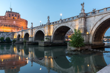 Fototapeta premium Niesamowity widok zachodu słońca na Most św. Anioła i ul. Angelo w mieście Rzym, Włochy