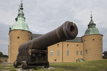 The fortress of Kalmar with a cannon in the first plan © Pawel Sidlo