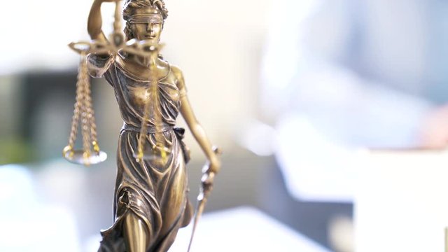 Justitia Figur - Personifikation der Gerechtigkeit in weitem Anwalts büro, Tracking Shot mit Kamerafahrt