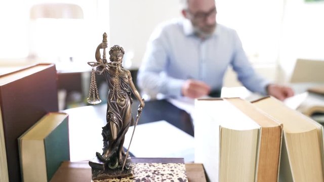 Justitia Figur - Personifikation der Gerechtigkeit in weitem Anwalts b&uuml;ro, Tracking Shot mit Kamerafahrt