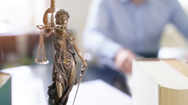 Justitia Figur - Personifikation der Gerechtigkeit in weitem Anwalts b&uuml;ro, Tracking Shot mit Kamerafahrt