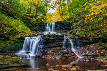 Fototapeta na wymiar Autumn Waterfall