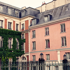 Fototapeta na wymiar Vintage buildings in Paris