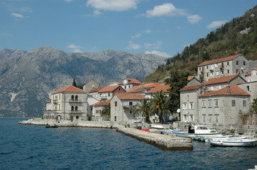 Fototapeta na wymiar Village de Perast avec son petit port, dans les gorges du Kotor, Monténégro.