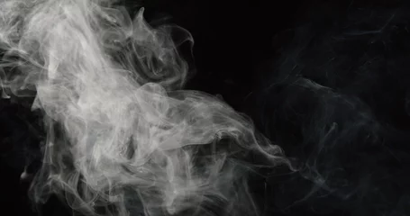 Crédence de cuisine en verre imprimé Fumée Tour de fumée vaporeuse sur le côté gauche du fond sombre