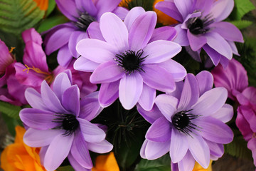 sztuczne fioletowe kwiaty