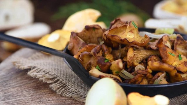 Rotating pan with fried Chanterelles (not loopable)