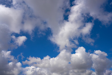 Obraz premium Blue summer sky white cumulus clouds